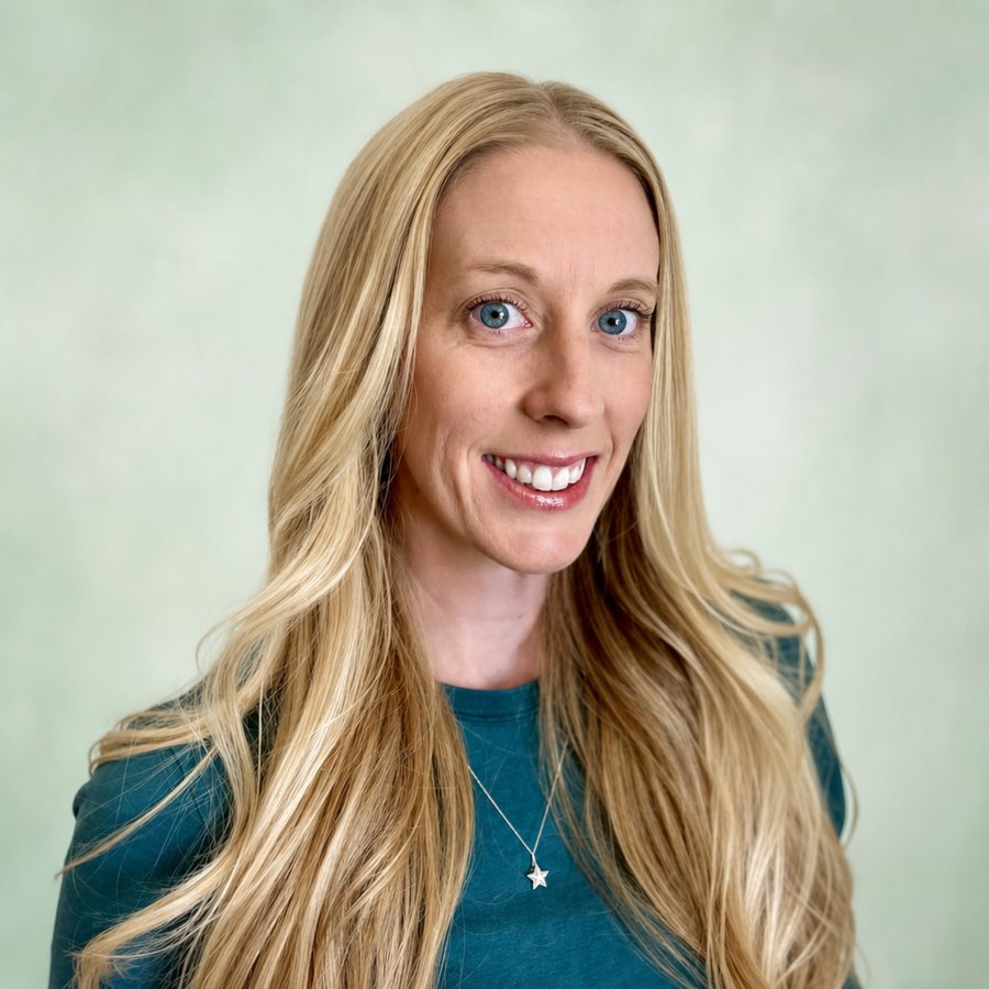 Portrait of Lauryn, the tutor, with long blonde hair and smiling.